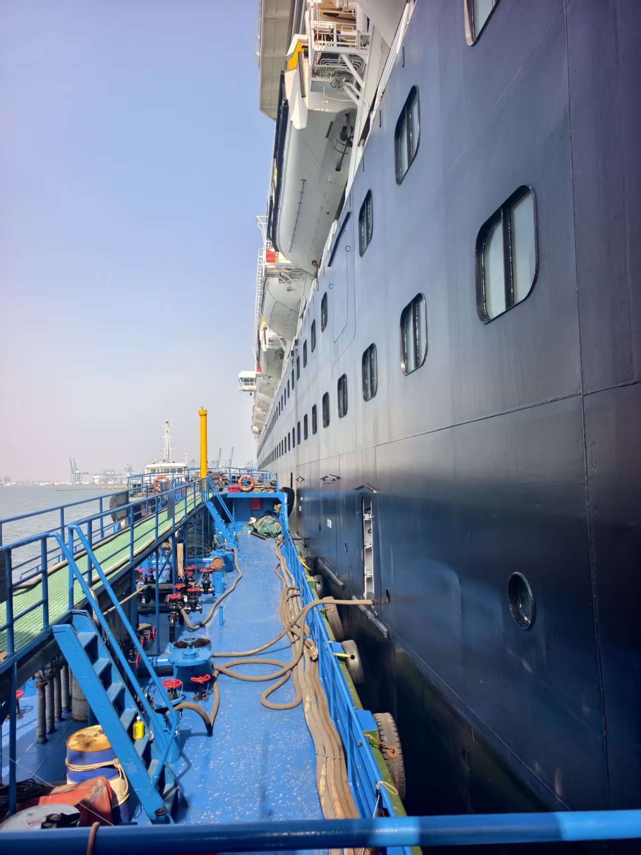 Service vessel